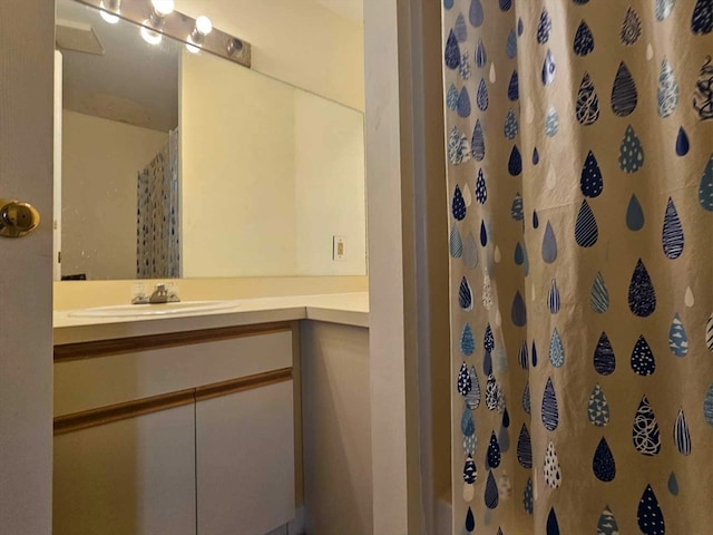 bathroom featuring a shower with shower curtain and vanity