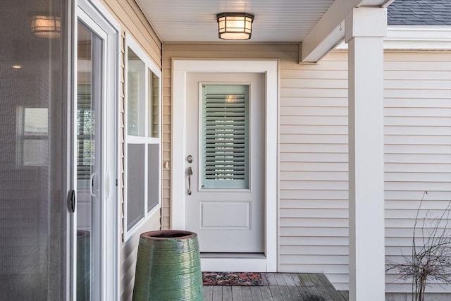 property entrance featuring roof with shingles