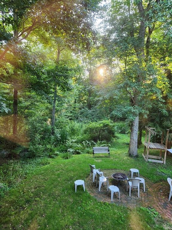 view of yard featuring a fire pit