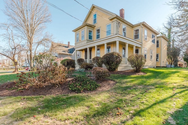 view of front facade featuring a front yard and covered porch