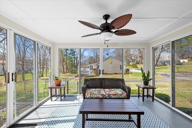 sunroom / solarium featuring outdoor lounge area and ceiling fan