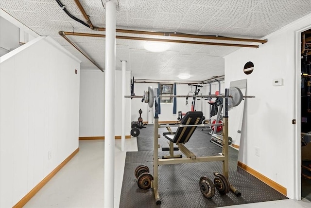 workout room featuring baseboards