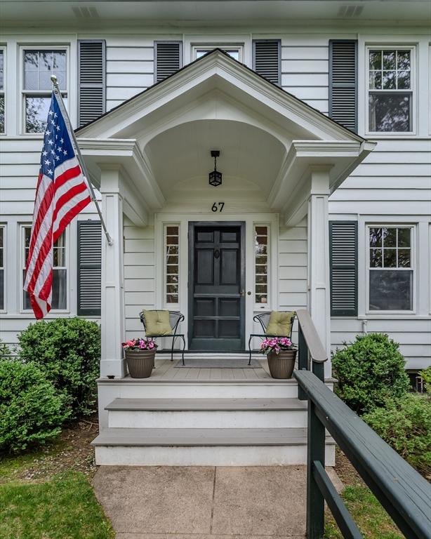 entrance to property featuring covered porch