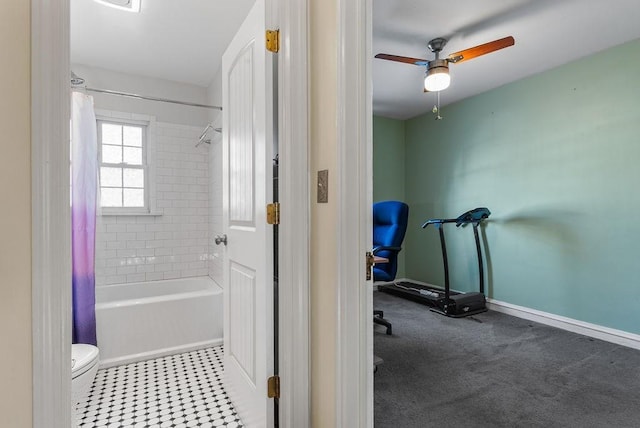 bathroom with shower / bathtub combination with curtain, ceiling fan, and toilet