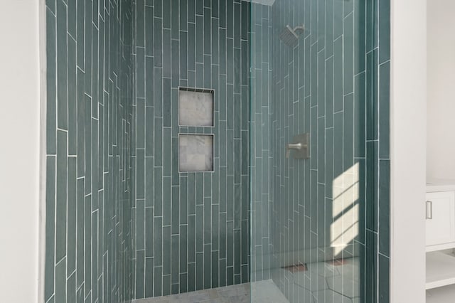 room details featuring tiled shower