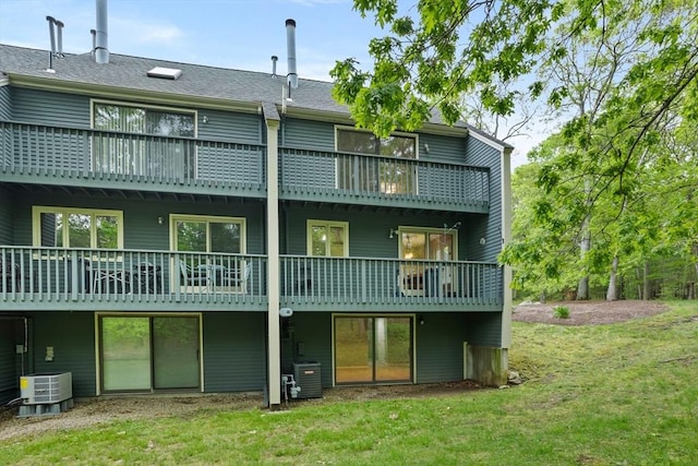 16 Deer Path Unit 1, Maynard, MA 01754 - rear view of house featuring cooling unit and a yard