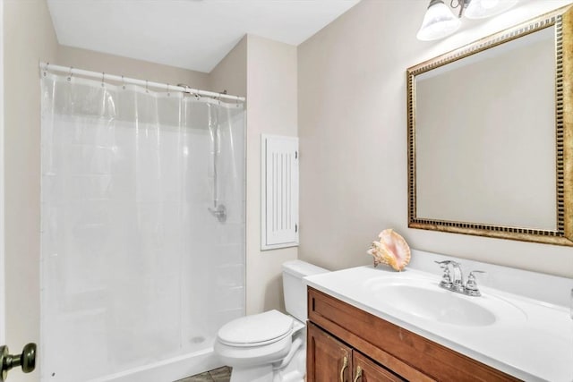 bathroom with vanity, curtained shower, and toilet