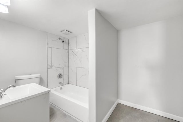 bathroom with tiled shower / bath combo and toilet