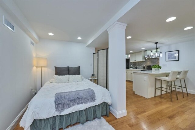 bedroom featuring recessed lighting, baseboards, visible vents, and light wood-style floors