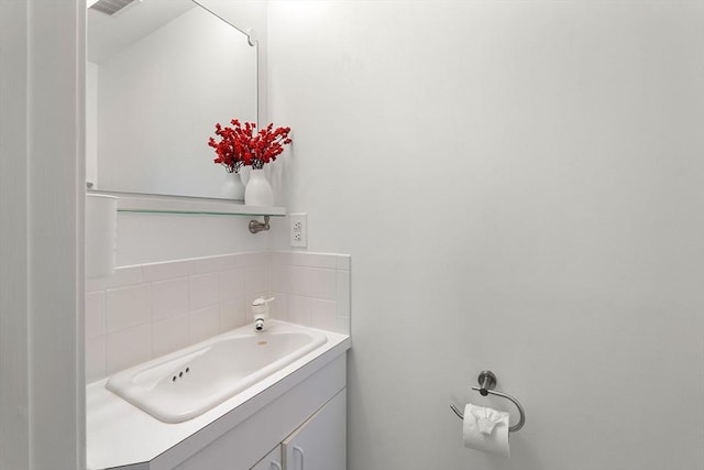 931 Massachusetts Ave Unit 606, Cambridge, MA 02139 - bathroom with vanity and backsplash