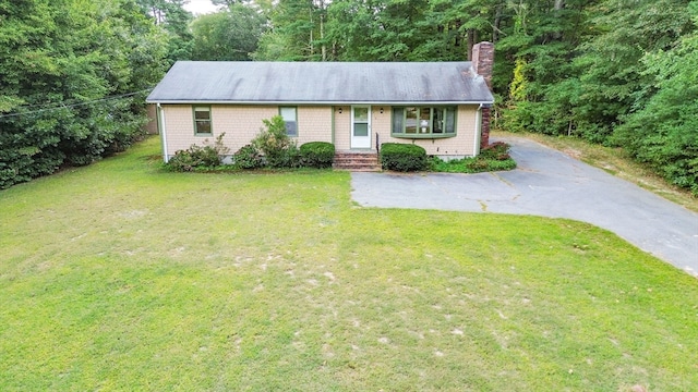 ranch-style house featuring a front lawn