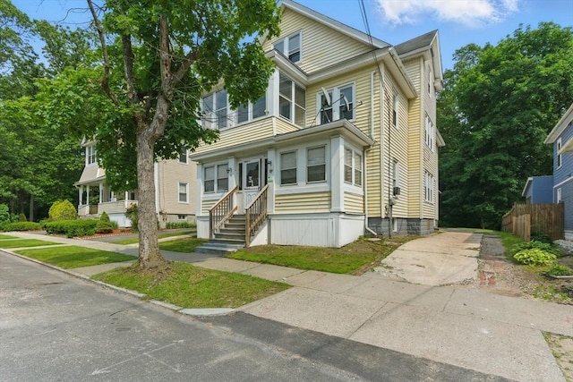 31-33 Beauchamp St, Springfield, MA 01107 - view of traditional style home