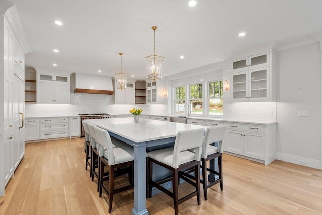 dining space featuring crown molding, baseboards, light wood-type flooring, recessed lighting, and a chandelier