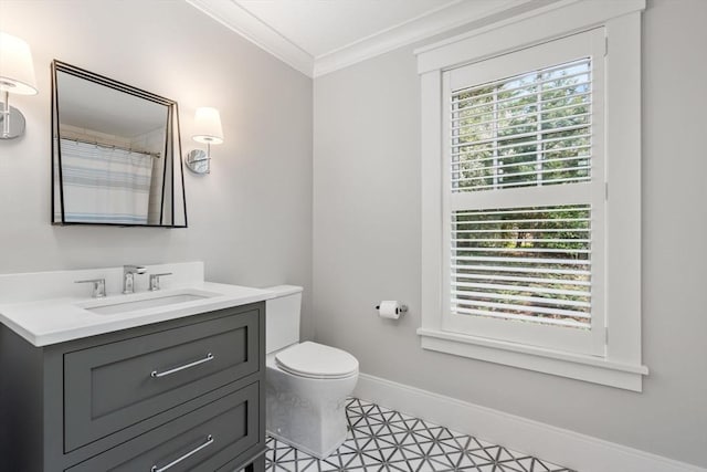 full bath featuring crown molding, vanity, toilet, baseboards, and a shower with curtain