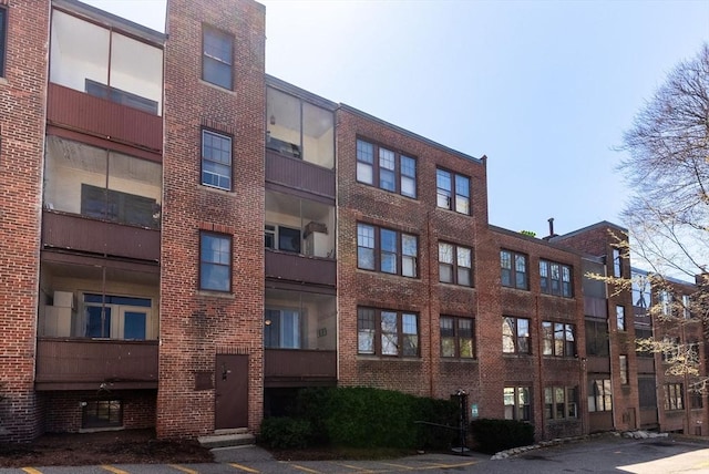 view of apartment building / complex