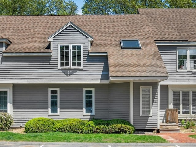 view of front of property featuring a shingled roof