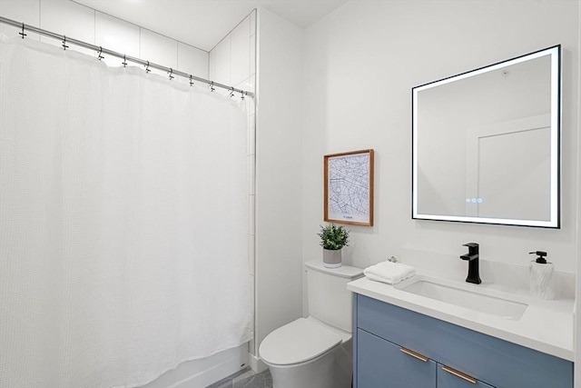 full bathroom with toilet, vanity, and shower / bath combo