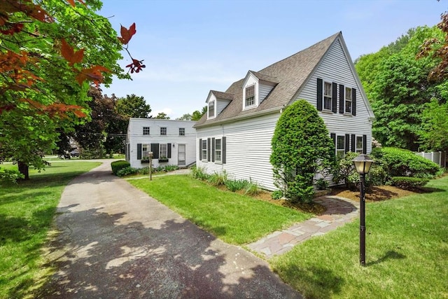 view of front facade featuring a front lawn