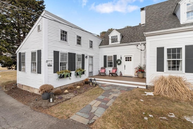 view of front of property with a front yard