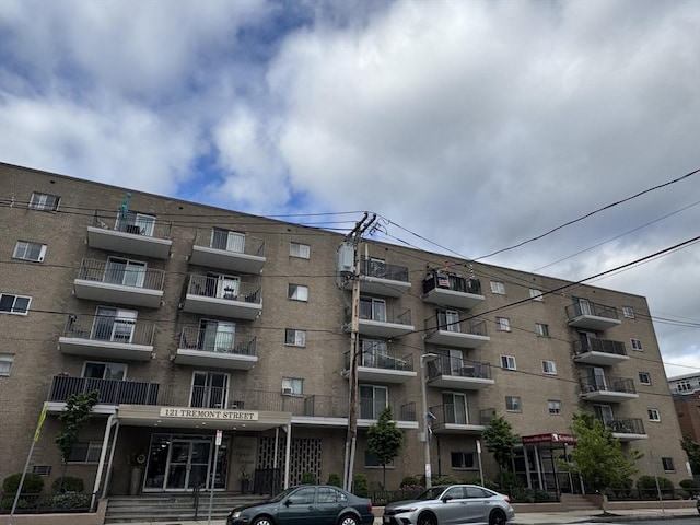 view of apartment building / complex