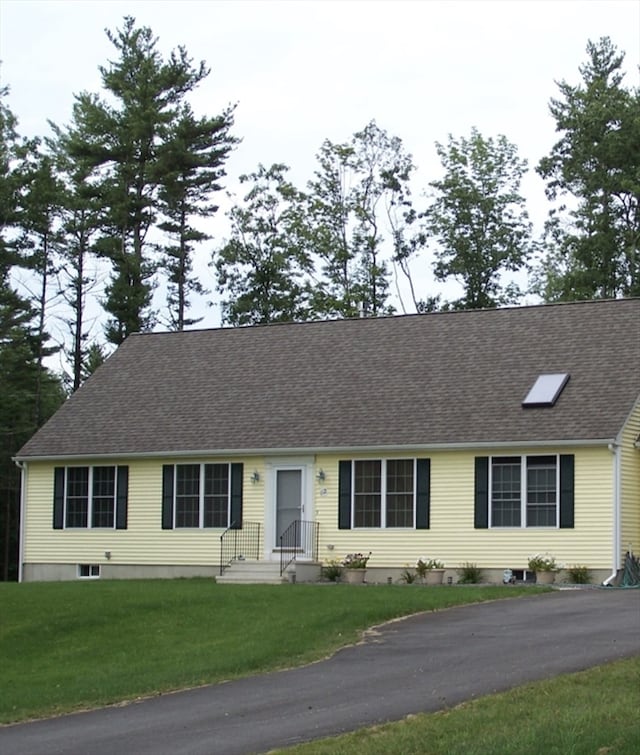 view of front of property with a front yard