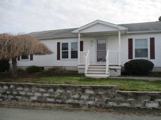 view of front facade with a front yard