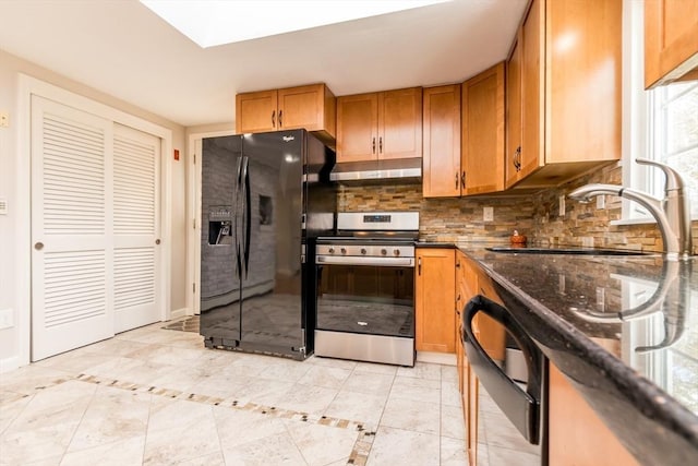 kitchen with dishwasher, sink, decorative backsplash, stainless steel range, and black fridge with ice dispenser