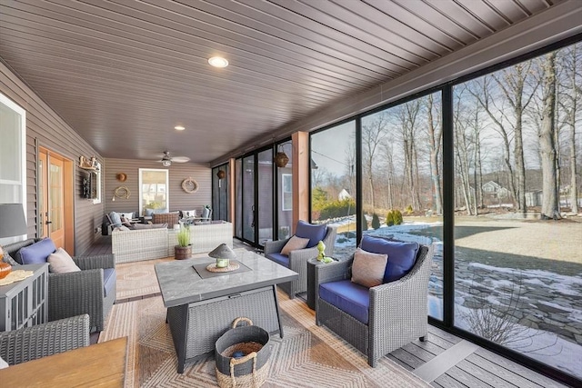 sunroom with ceiling fan