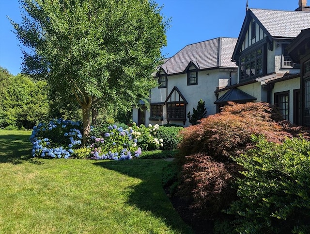 view of green lawn