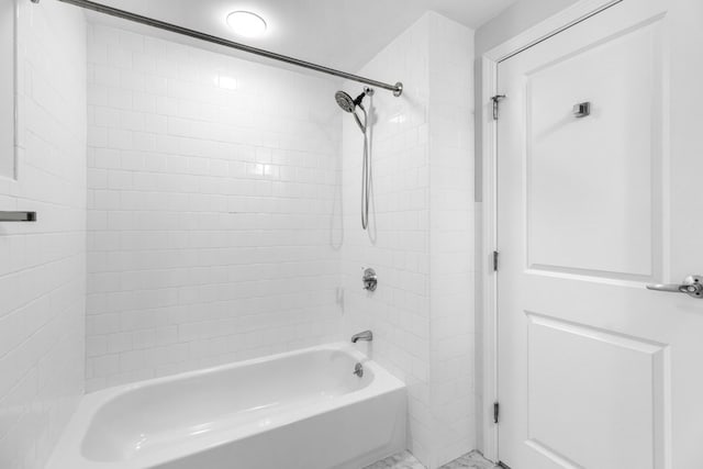 bathroom with tiled shower / bath