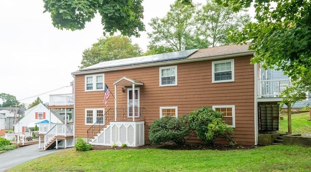 split foyer home featuring a front lawn