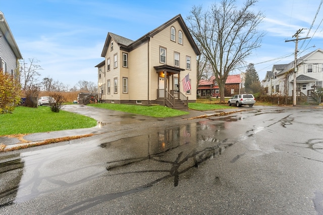 view of front of property featuring a front lawn