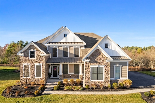 view of front facade featuring a front yard