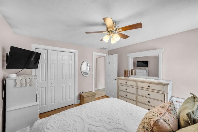 bedroom featuring ceiling fan, baseboards, and a closet