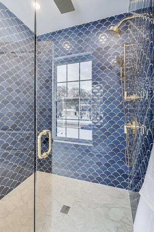 bathroom featuring tiled shower