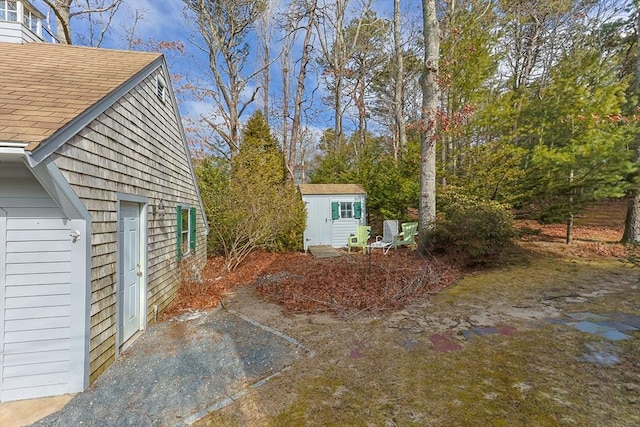 view of yard with an outbuilding and a storage unit