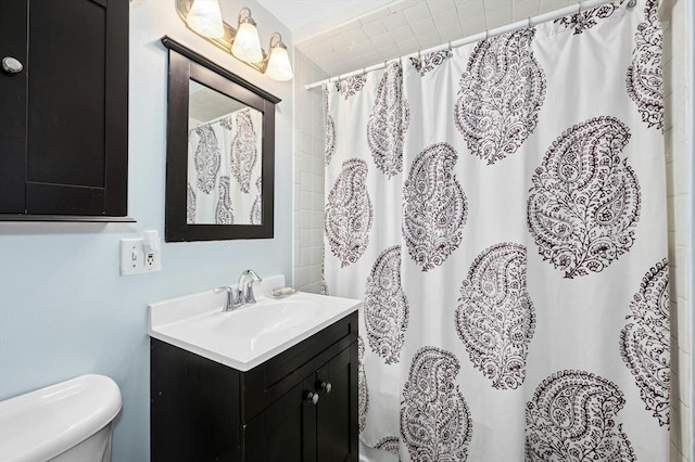 full bathroom featuring toilet, vanity, and a shower with shower curtain