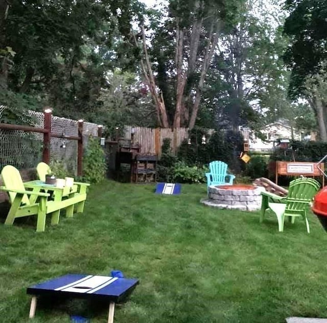 view of yard featuring a fire pit