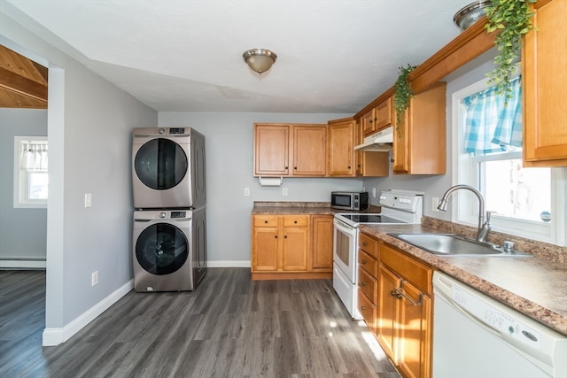 kitchen featuring sink, baseboard heating, dark hardwood / wood-style flooring, white appliances, and stacked washer and clothes dryer