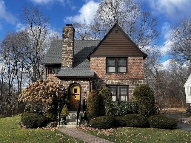 view of front of home with a front lawn