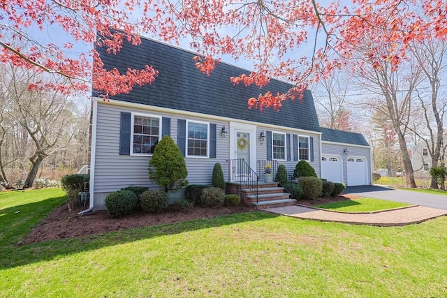 view of front of house featuring a garage, roof with shingles, driveway, and a front yard