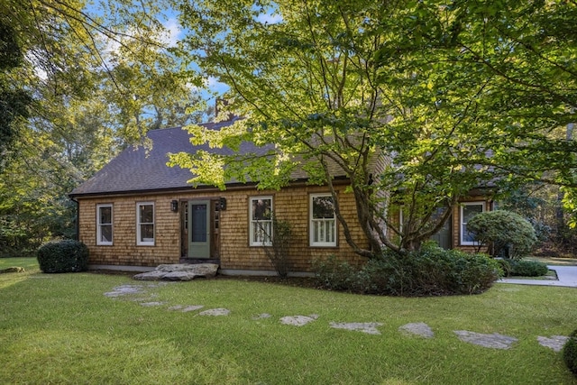 view of front of property with a front lawn