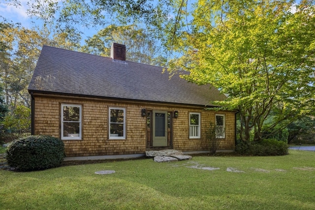 new england style home featuring a front lawn