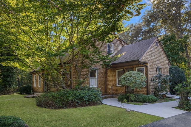 view of front facade with a front yard