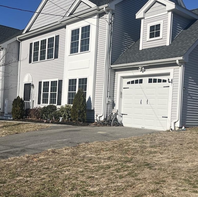 view of front of home featuring a front lawn and a garage