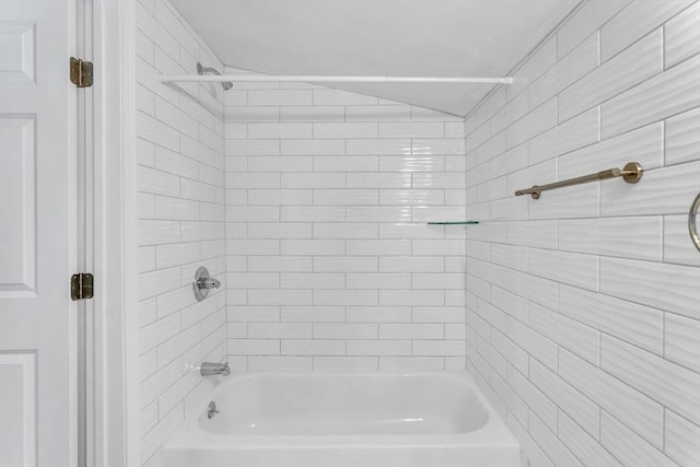 bathroom with tiled shower / bath