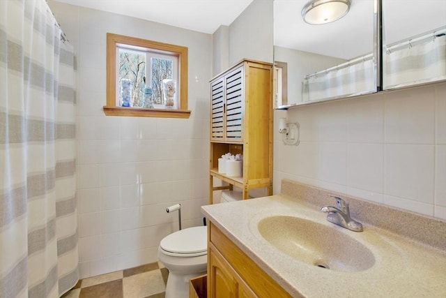 bathroom featuring a shower with curtain, vanity, toilet, and tile walls