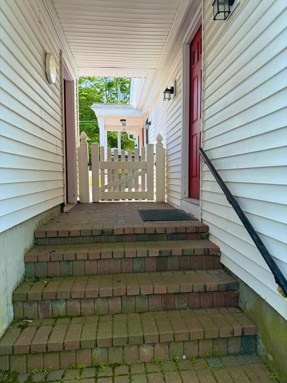 74 Fiske Hill Rd, Sturbridge, MA 01566 - view of exterior entry