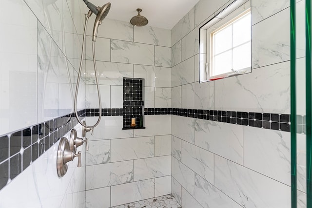 bathroom featuring a tile shower