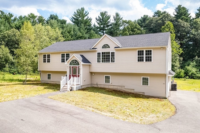 split foyer home featuring a front lawn